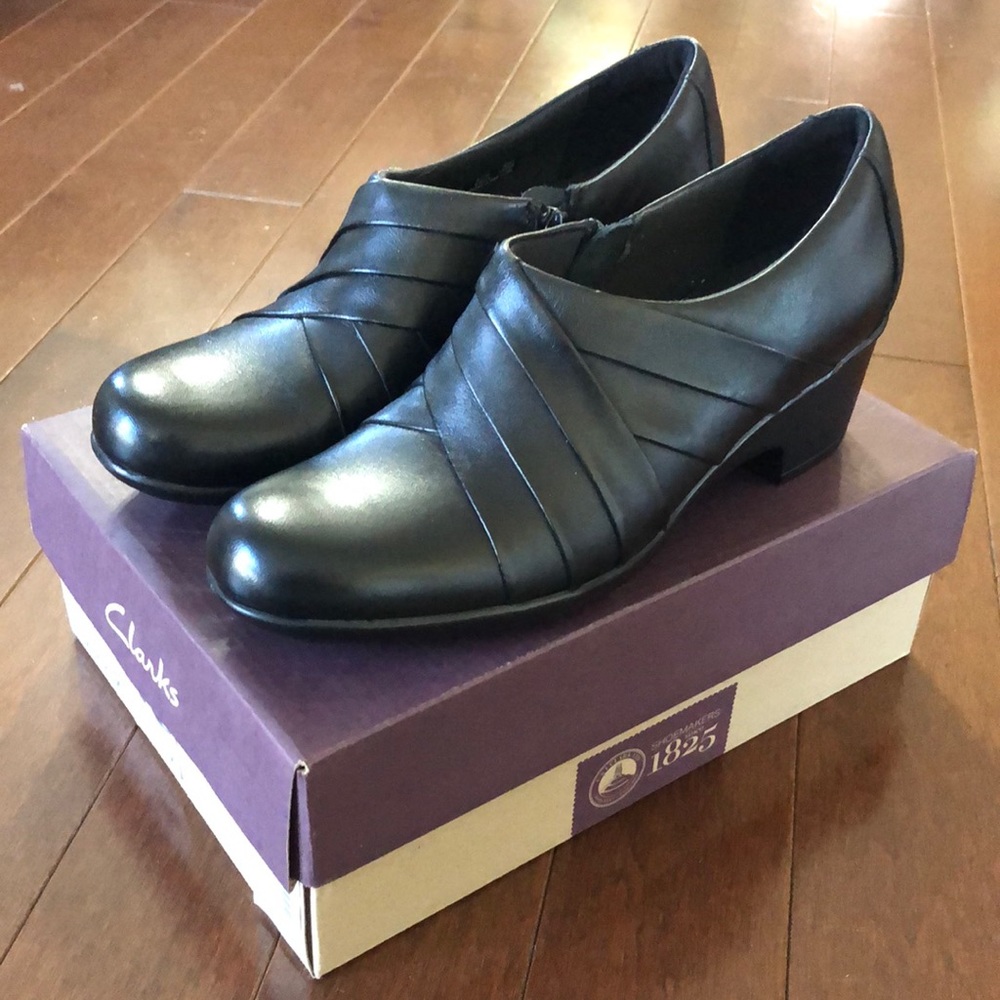 NEW IN BOX Clark’s black Genette Rise. Size: 8 1/2